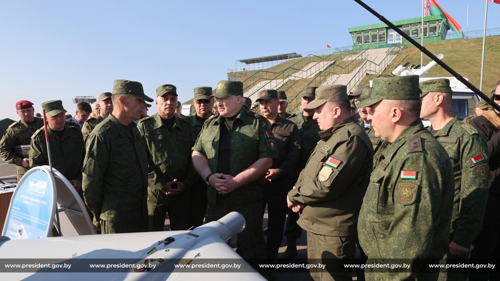 Лукашенко изучил белорусские беспилотники на полигоне в Брестской области