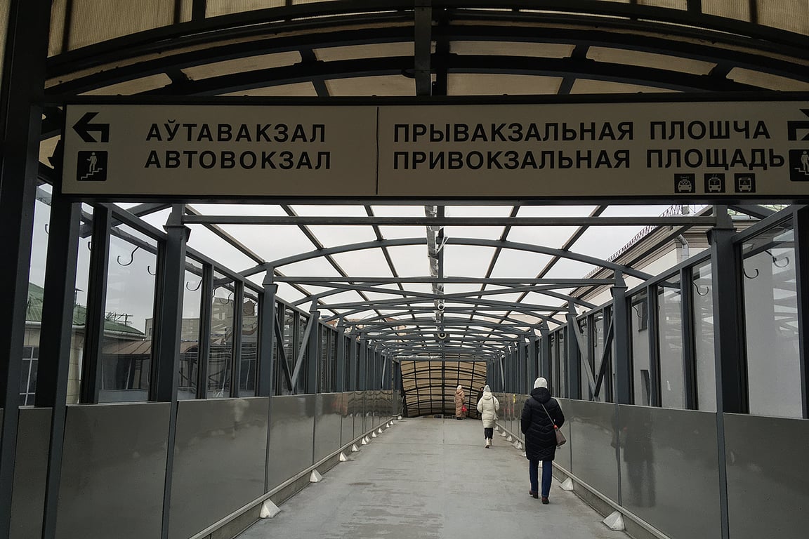 Начался ремонт пешеходного моста у витебского вокзала. Он стоит частично без крыши. Фото Сергея Серебро