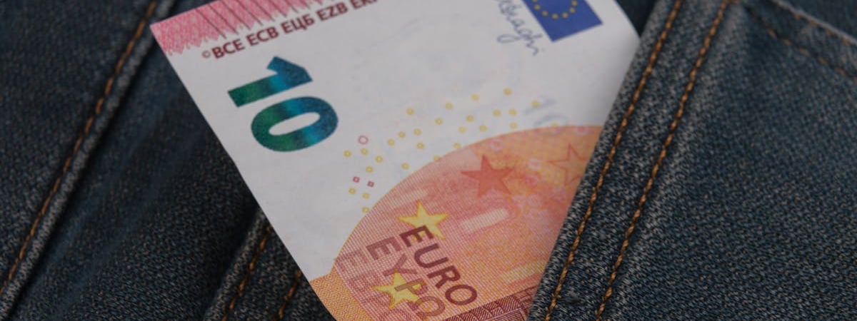 Годовая инфляция в еврозоне в марте замедлилась до 2,2%