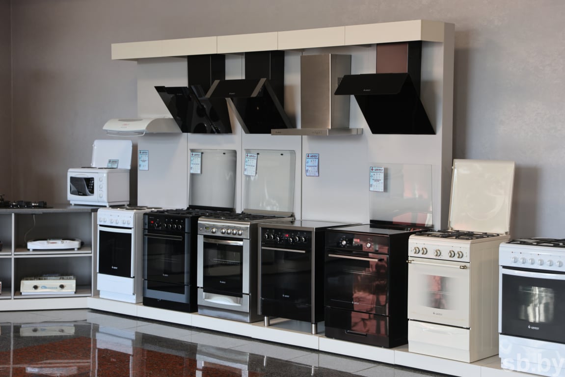 В Бресте премьер-министр Беларуси Роман Головченко ознакомился с производством газовых плит и строительством патриотического центра