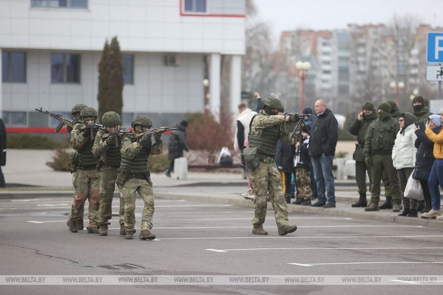 Показываем выступление десантников в Бресте у Ледового дворца