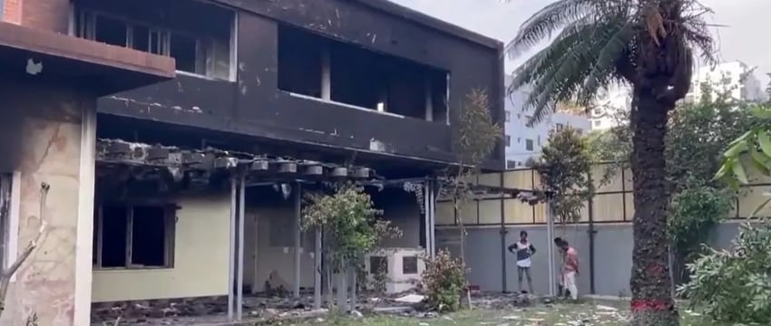 Что осталось от центра Индиры Ганди, подожженного во время беспорядков в Дакке
