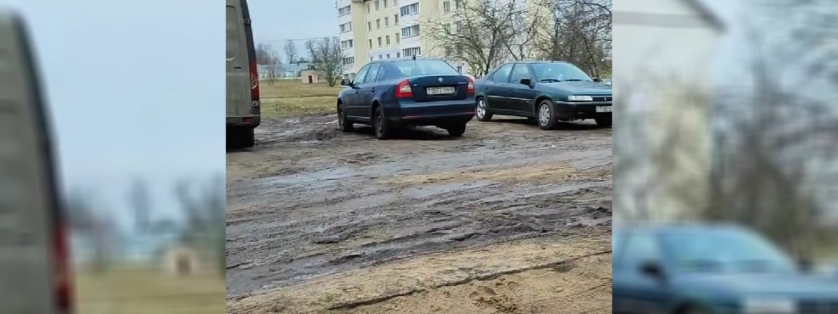 Житель Смиловичей пожаловался в TikTok на разбитые улицы и «знаменитую лужу». Что ему ответили власти? — Видео