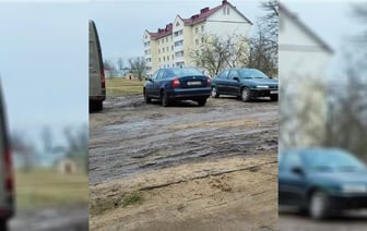 Житель Смиловичей пожаловался в TikTok на разбитые улицы и «знаменитую лужу». Что ему ответили власти? — Видео