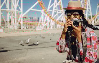 Можно залипнуть. Полтысячи аистов слетелись на поле под Гродно