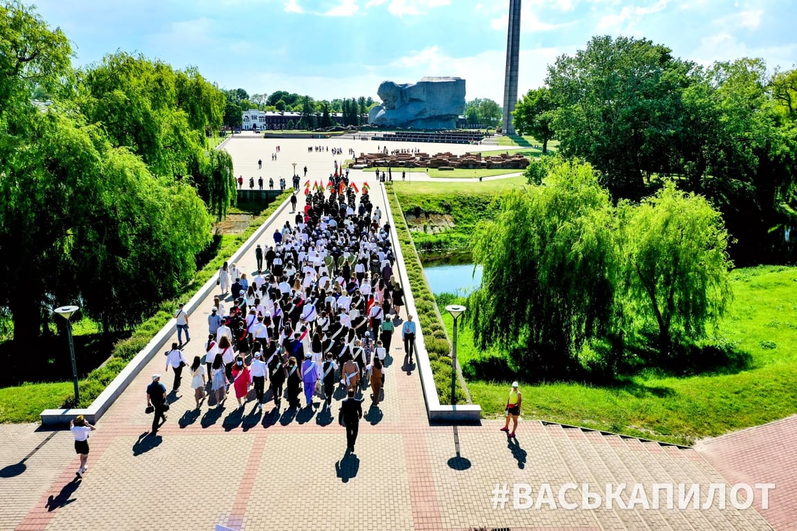 Искренние напутствия, много музыки и рекорд. Выпускники страны празднуют «Последний звонок» в Бресте