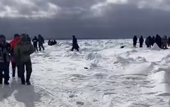 Более 80 рыбаков унесло на льдине в Охотском море