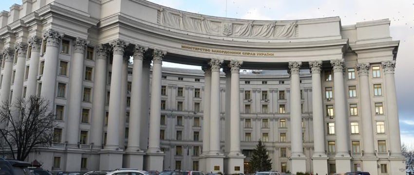 МИД Украины прекратил оказывать консульские услуги мужчинам за границей
