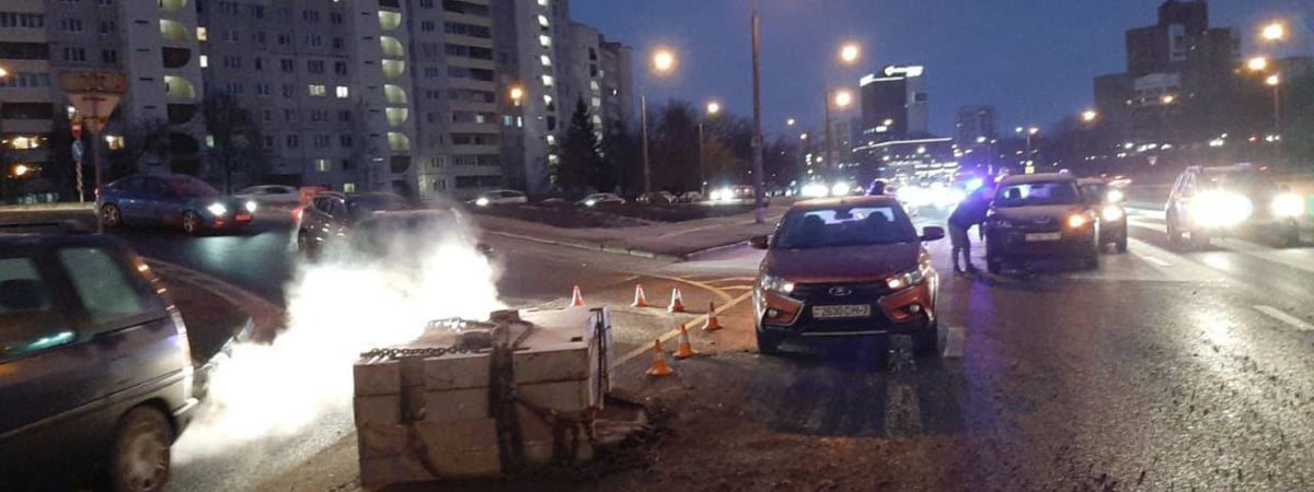 В Минске на дорогу упали бетонные плиты — столкнулись 4 авто — Видео