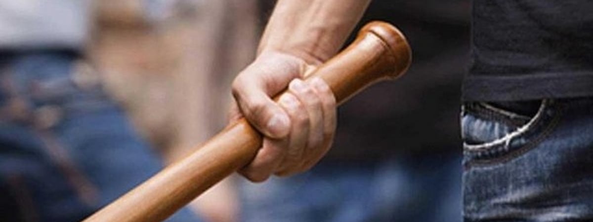 Муж избил палкой супругу за то, что она сделала ему замечание