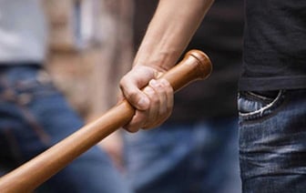 Муж избил палкой супругу за то, что она сделала ему замечание