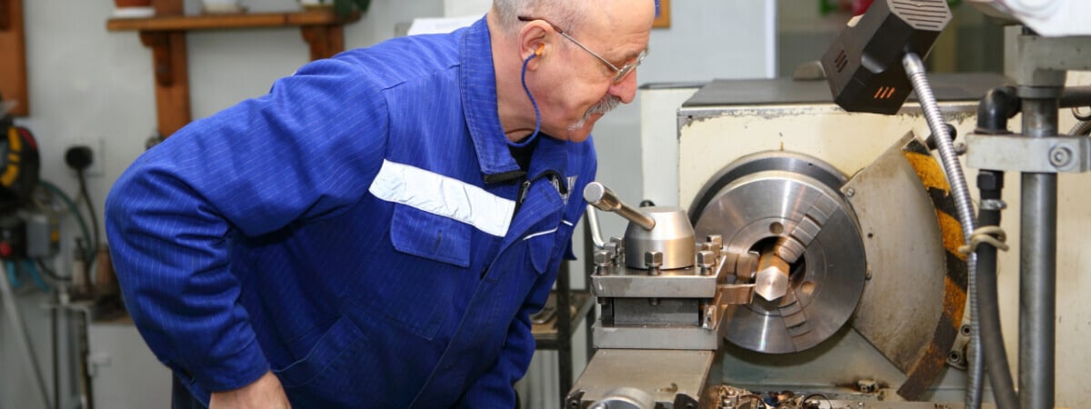 Зарплата — 5000 рублей. Белорусам предложили работу токарем со «школой за плечами»