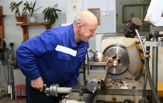 Зарплата — 5000 рублей. Белорусам предложили работу токарем со «школой за плечами»