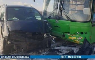 В Пинском районе автобус врезался в легковушку - ее отбросило на пешеходов