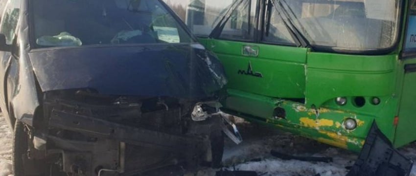 В Пинском районе автобус врезался в легковушку - ее отбросило на пешеходов