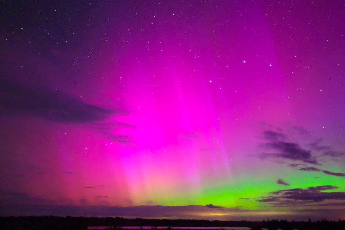 Полярное сияние над Боярским озером у деревни Бояры. Чашникский район Витебской области, Беларусь. Фото Сергея Серебро
