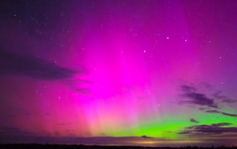 В новогоднюю ночь можно будет увидеть северное сияние — приближается магнитная буря