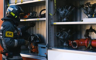 Работники МЧС спасли хозяина квартиры при пожаре в Полоцке. 8 жителей дома были эвакуированы