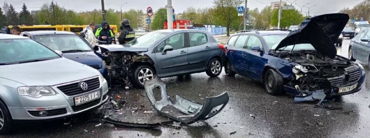 В ГАИ Минска показали видео столкновения четырёх авто на перекрестке — Видео