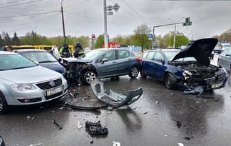 В ГАИ Минска показали видео столкновения четырёх авто на перекрестке — Видео