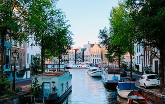 Амстердам запретил строительство новых отелей