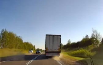 В Беларуси водитель поплатился за опасный обгон на трассе