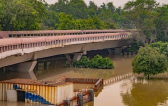 В американском Балтиморе рухнул автомобильный мост — несколько машин упали в воду