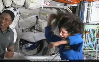 Сунита Уильямс индийского происхождения танцует по прибытии на космическую станцию.