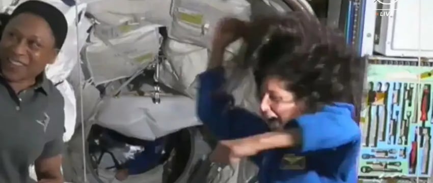 Сунита Уильямс индийского происхождения танцует по прибытии на космическую станцию.