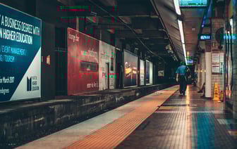 Близнецы попали под поезд в Сиднее: "героический" отец, 2-летний ребенок погибли