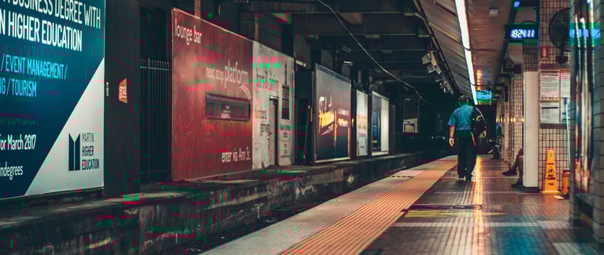 Близнецы попали под поезд в Сиднее: "героический" отец, 2-летний ребенок погибли