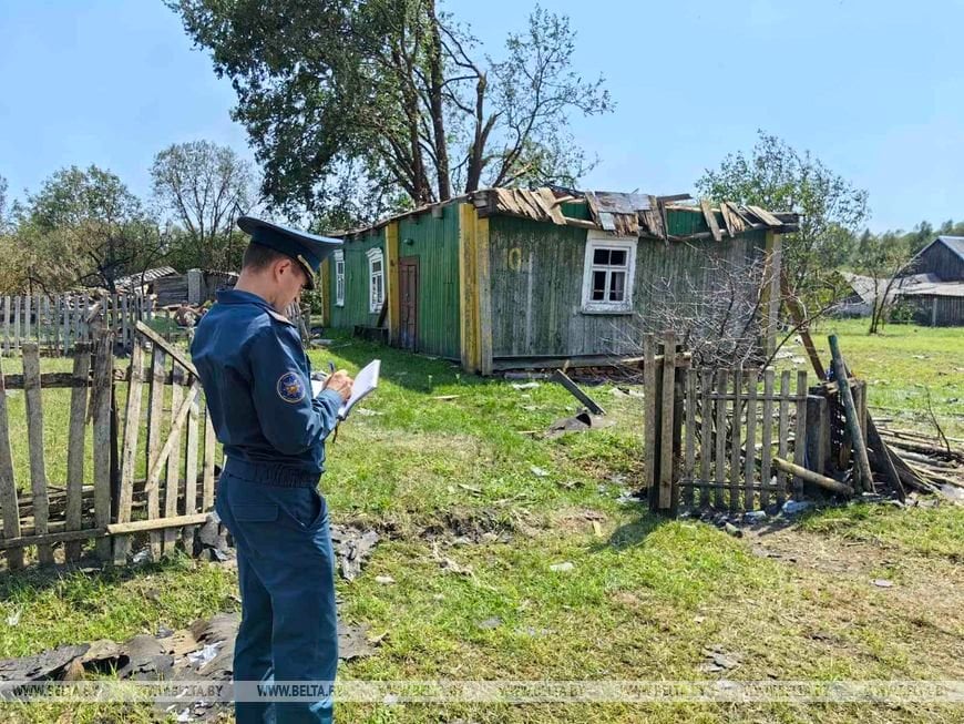 Шок, слезы и помощь. Агрогородок Лопатино Пинского района приходит в себя после разрушительного урагана