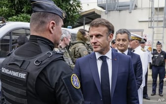 Макрон обещает восстановить спокойствие во Франции, охваченной беспорядками, "как можно быстрее"