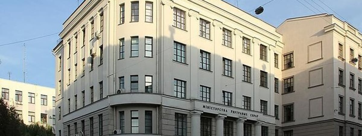 «Ну, это вы уже должны сами подумать». Советы от МВД, КГБ и МЧСЧ как себя спасти, если рядом стреляют