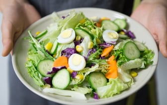 В Беларуси цены на огурцы рухнули в два раза, но не везде. Где найти самые дешёвые — по рублю? — Видео