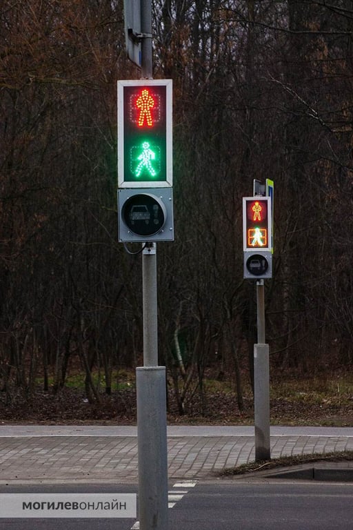 Светофоры, которые светятся белым светом, установили на двух перекрестках в Могилеве. Зачем это?