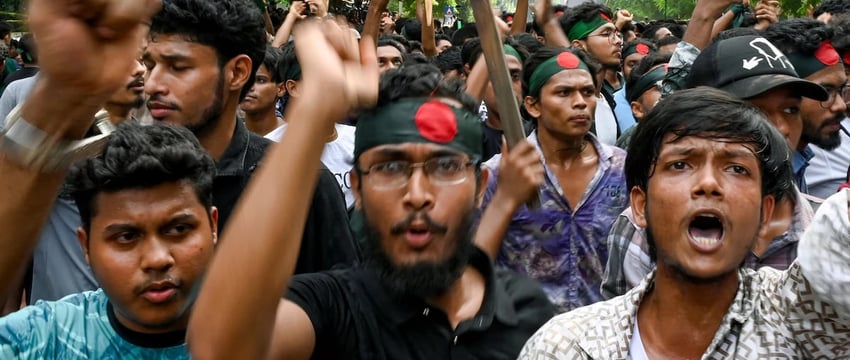 В Бангладеше отменен комендантский час, швейные фабрики и банки вновь открываются после протестов