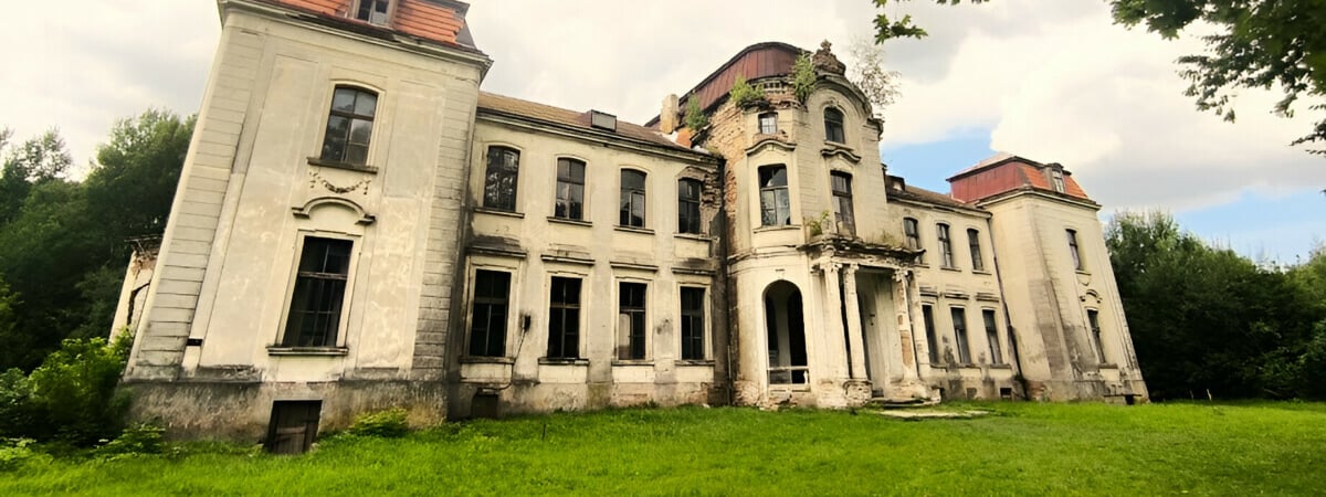 На Гродненщине выставили на аукцион дворец, где 24 года назад сняли первый белорусский фильм ужасов. Сколько просят? — Фото