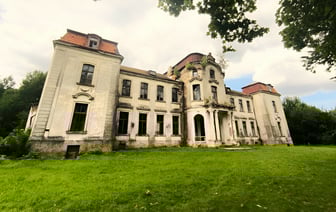 На Гродненщине выставили на аукцион дворец, где 24 года назад сняли первый белорусский фильм ужасов. Сколько просят? — Фото
