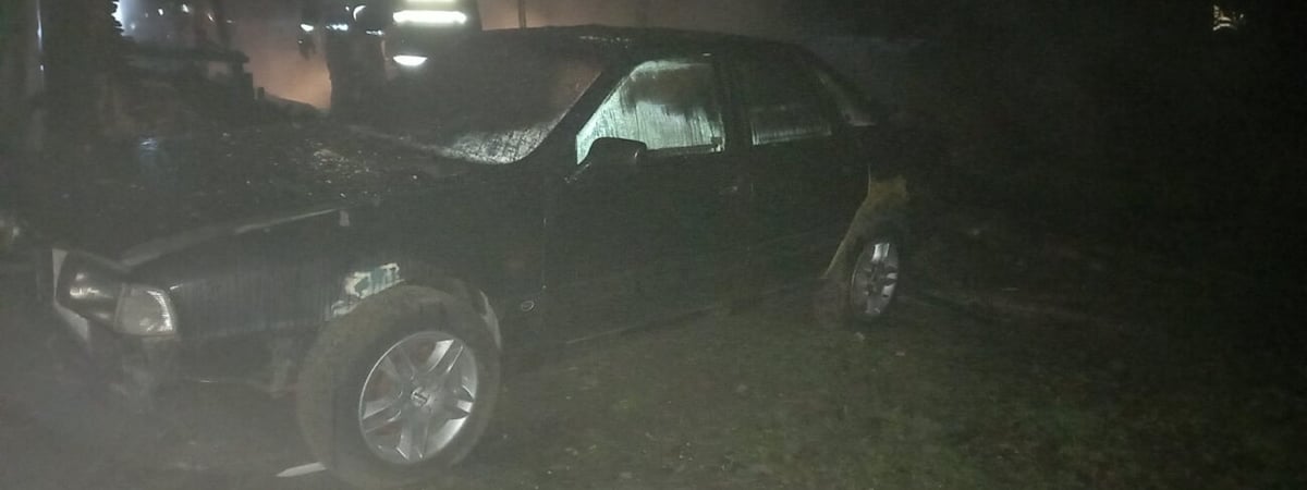 В Ивьевском районе из-за угля печи сгорели машина и гараж