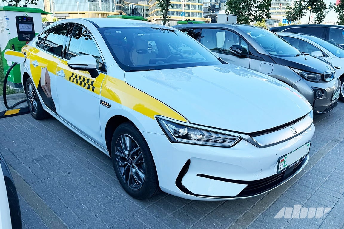 «Я как камера кругового обзора»: поговорили с девушкой – водителем такси, да еще и «электрички»