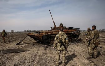 Россия перебрасывает больше войск и вооружения на фоне вторжения в Украину.