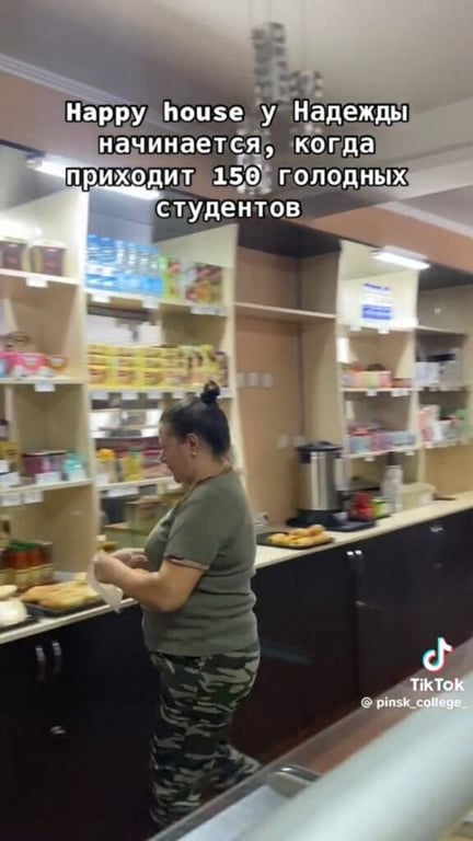 «Она святая женщина!» Студенты из пинского вуза воспевают в интернете работу буфетчицы