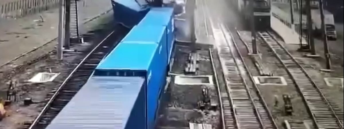 На видео попало, как в Казахстане сошел с рельсов поезд с белорусским калием — Видео