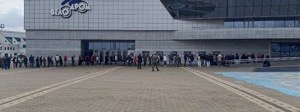 «В очереди 3,5 часа стояла, еле купила» — Узнали, почему минчане на днях «штурмовали» кассы «Минск-Арены» — Видео