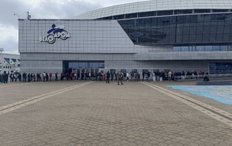 «В очереди 3,5 часа стояла, еле купила» — Узнали, почему минчане на днях «штурмовали» кассы «Минск-Арены» — Видео
