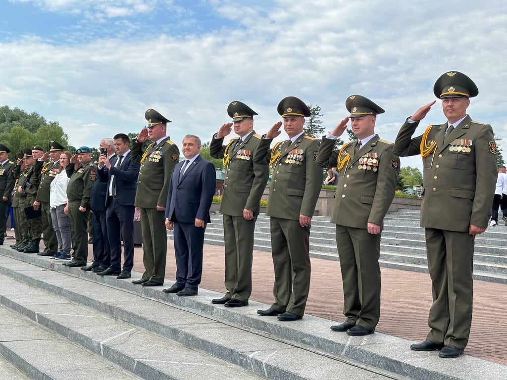Около 600 новобранцев совершили торжественный ритуал принятия присяги на площади Церемониалов Брестской крепости