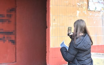 В Гомеле школьники помогают очистить дворы от рекламы наркомаркетов