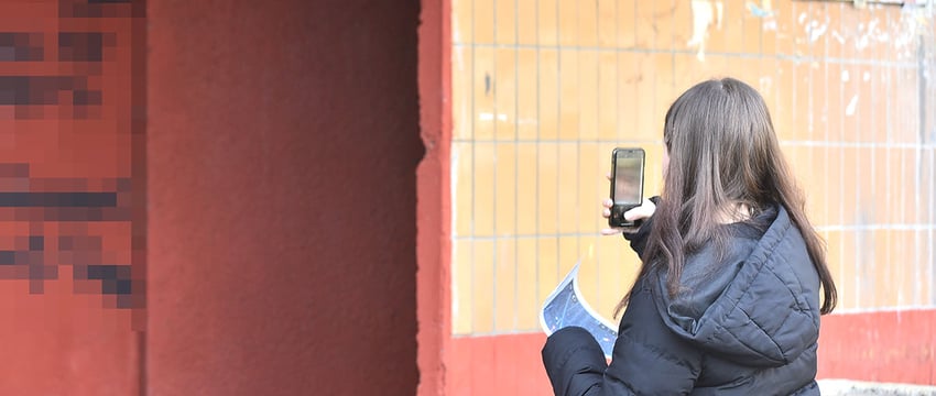 В Гомеле школьники помогают очистить дворы от рекламы наркомаркетов