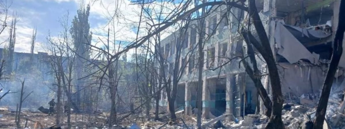 «Расея зноў паказала свой сапраўдны твар». У Херсоне расейскі дрон скінуў выбухоўку на маршрутнае таксі, загінулі пасажыры